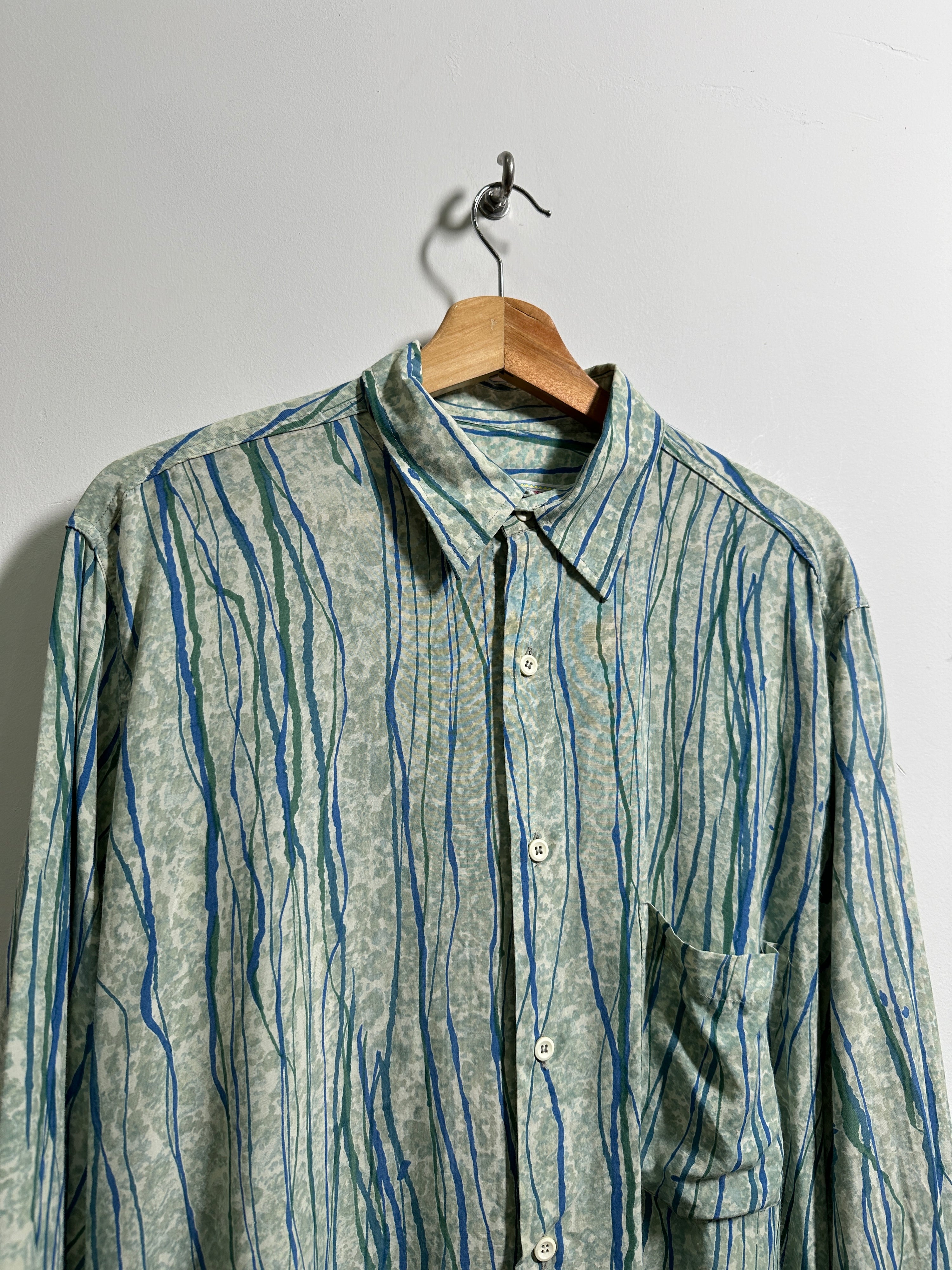 Vintage long-sleeve shirt in green with patterns - thrift.mt