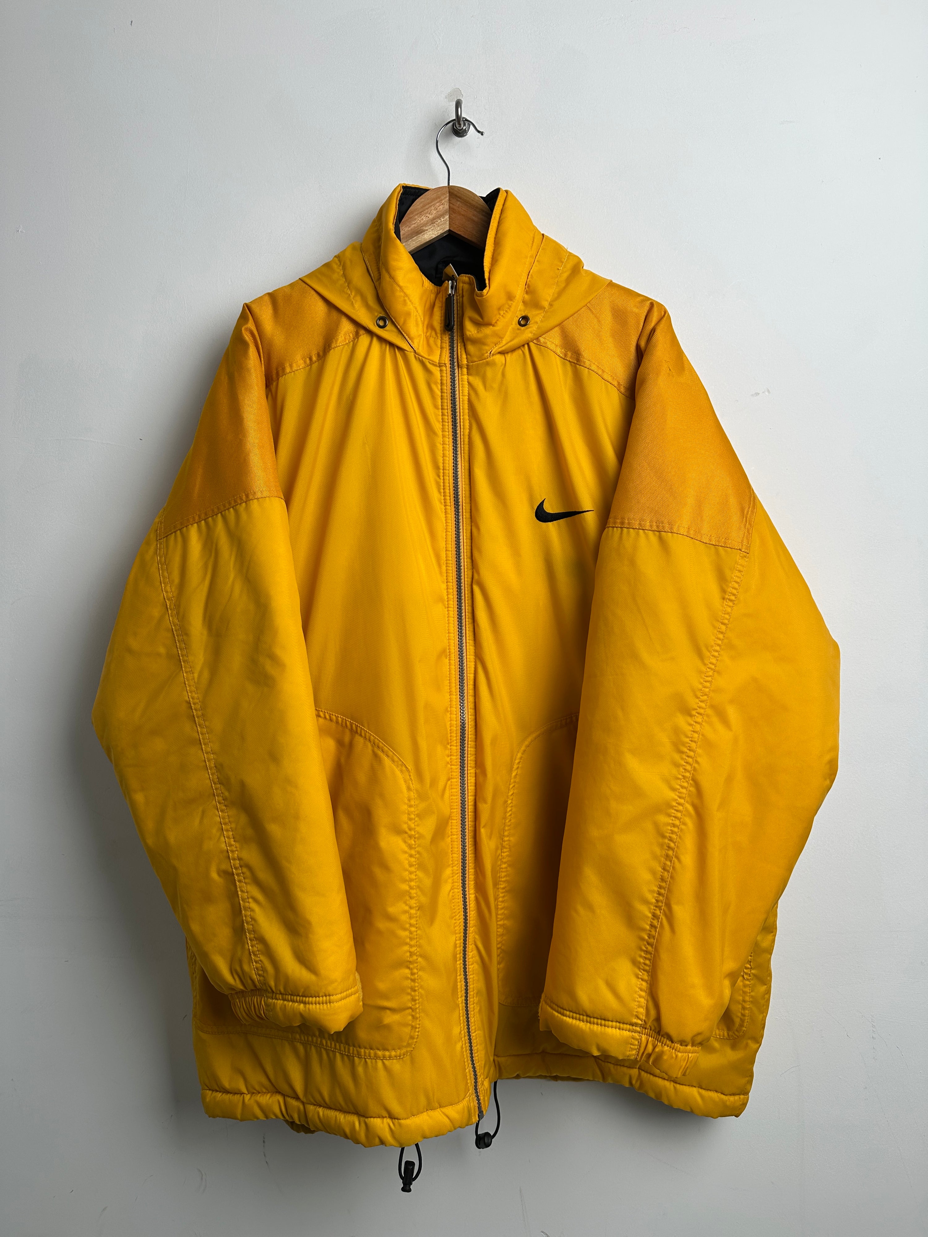 NIKE PUFFER JACKET IN MUSTARD