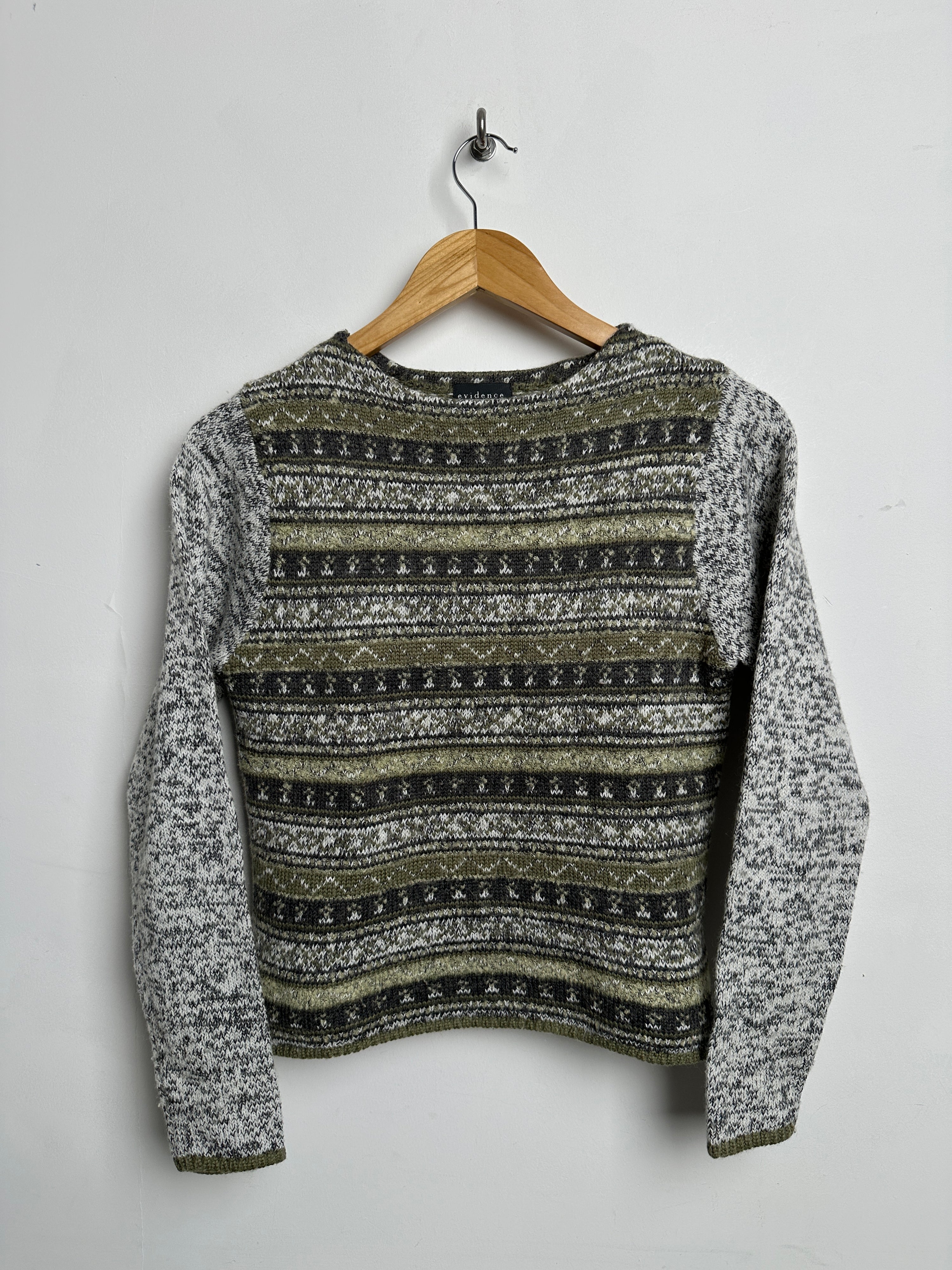 Knitted cropped sweater in grey and green - thrift.mt